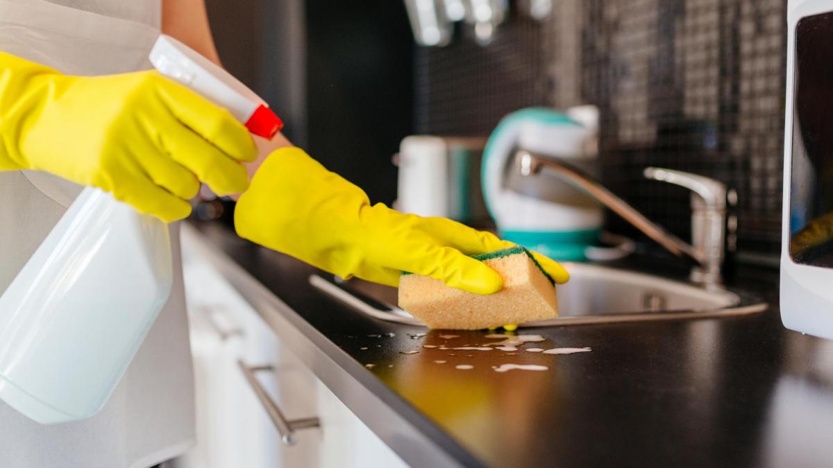 Cocina limpia y ordenada tras una limpieza a fondo