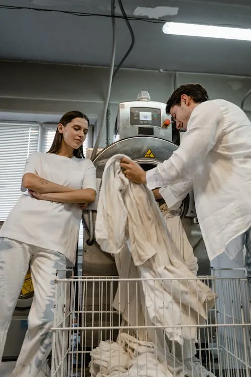 Lavadora abierta durante un proceso de descalcificación