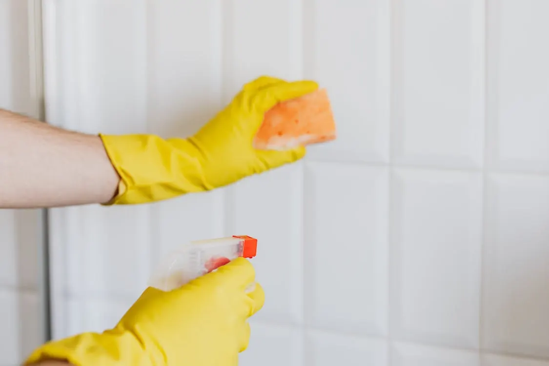 Juntas de azulejos limpias tras aplicar una pasta de bicarbonato