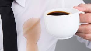 Mancha de café sobre una prenda de ropa clara