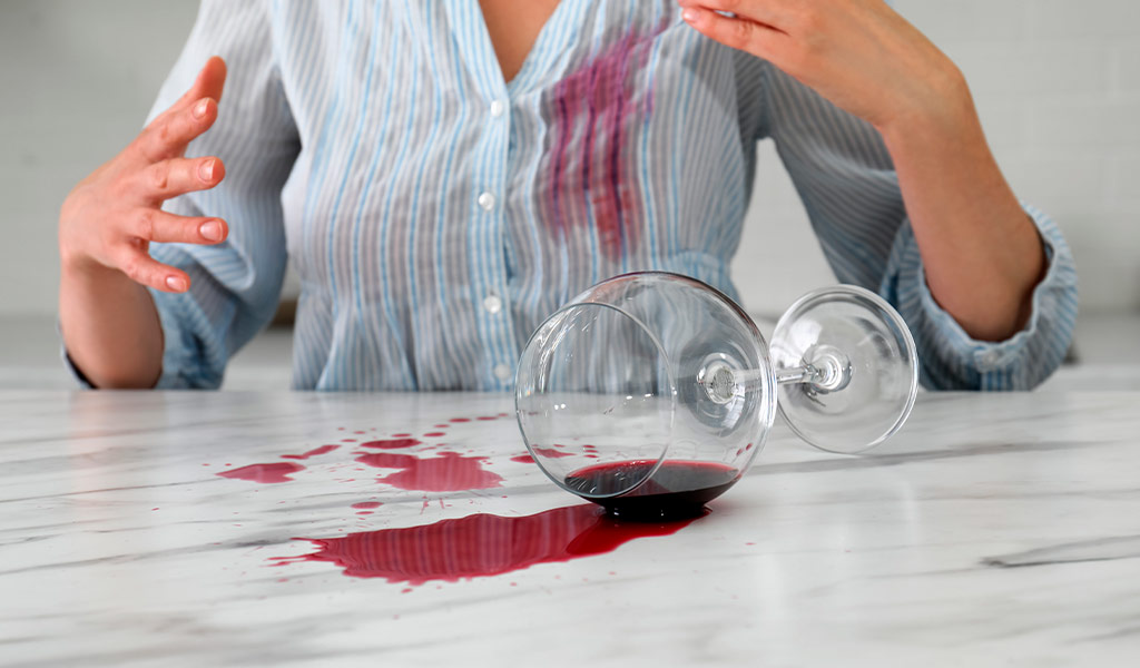 Mancha de vino tinto en un mantel blanco