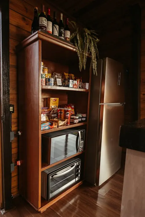 Despensa organizada con alimentos agrupados por categorías